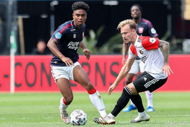 赛场背后的 赛场背后的