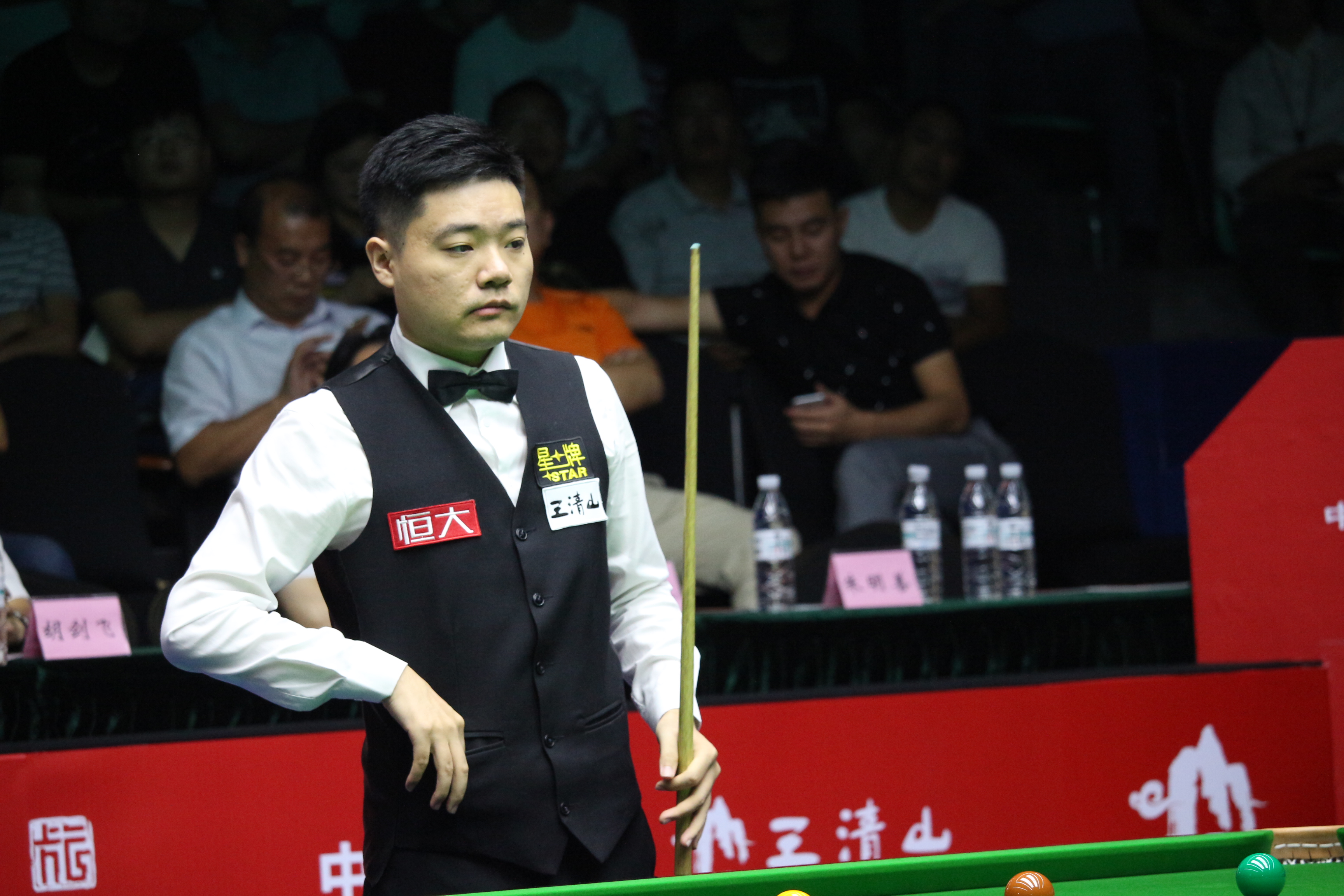 驾车紧随 驾车紧随